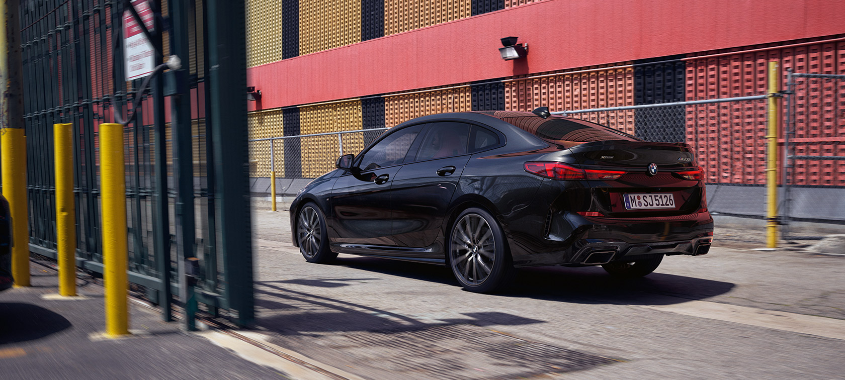 BMW M235i xDrive Gran kupė (F44) važiuojančio automobilio trijų ketvirčių vaizdas iš galo BMW M235i xDrive Gran kupė (F44) juodos metalizuotos <i>Black</i> <i>Sapphire </i> spalvos, važiuojančio automobilio trijų ketvirčių vaizdas vaizdas iš galo
