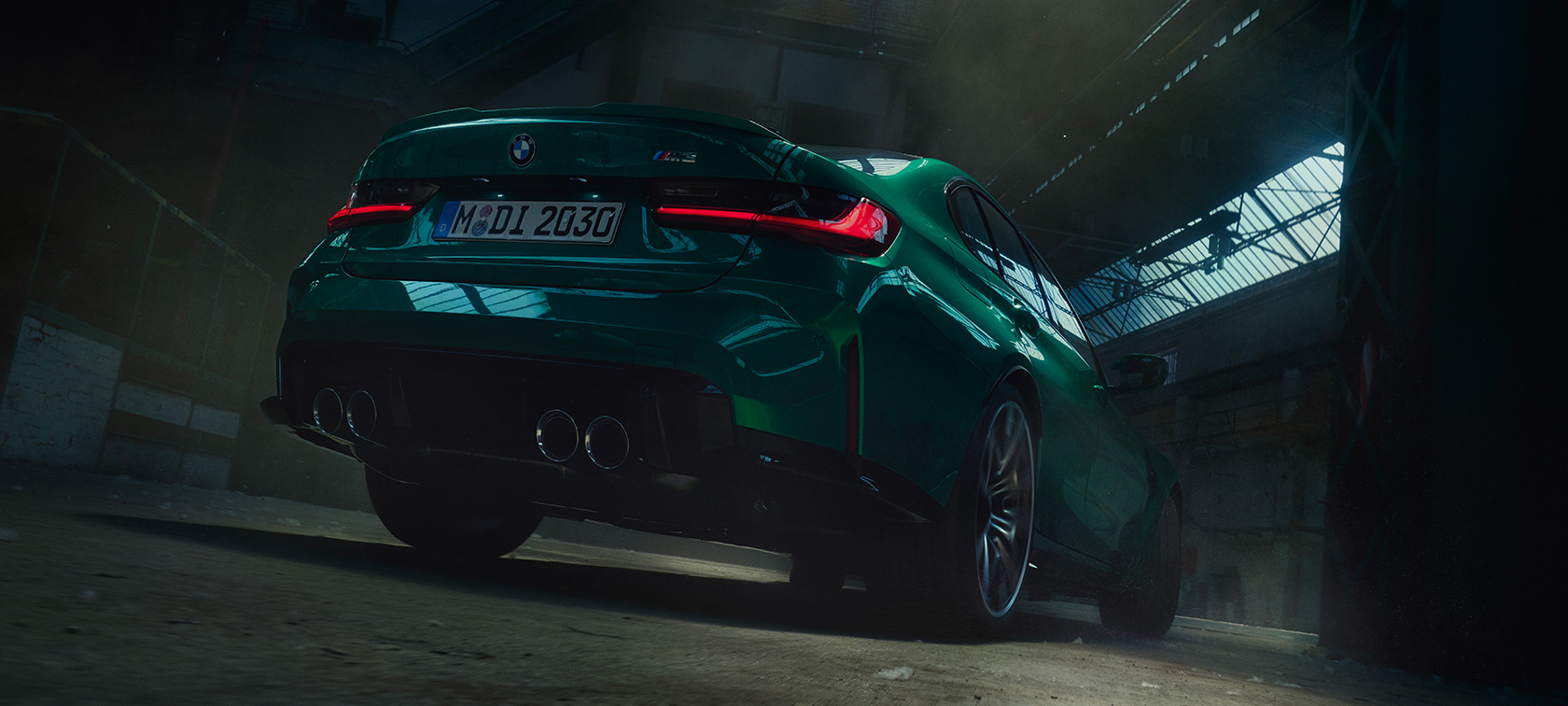 BMW M3 sedano G80 2020 trijų ketvirčių galinis vaizdas iš apačios BMW M3 sedanas G80 2020 žalio „Isle of Man Green“ metaliko spalvos, trijų ketvirčių galinis vaizdas iš apačios