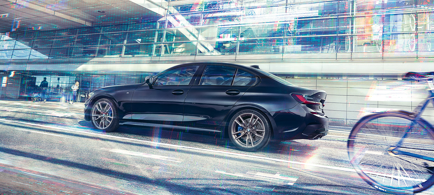 BMW M340i xDrive sedano G20 2020 važiuojančio automobilio vaizdas iš šono BMW M340i xDrive sedanas G20 2020 juodo „Sapphire Black“ metaliko spalvos, važiuojančio automobilio vaizdas iš šono