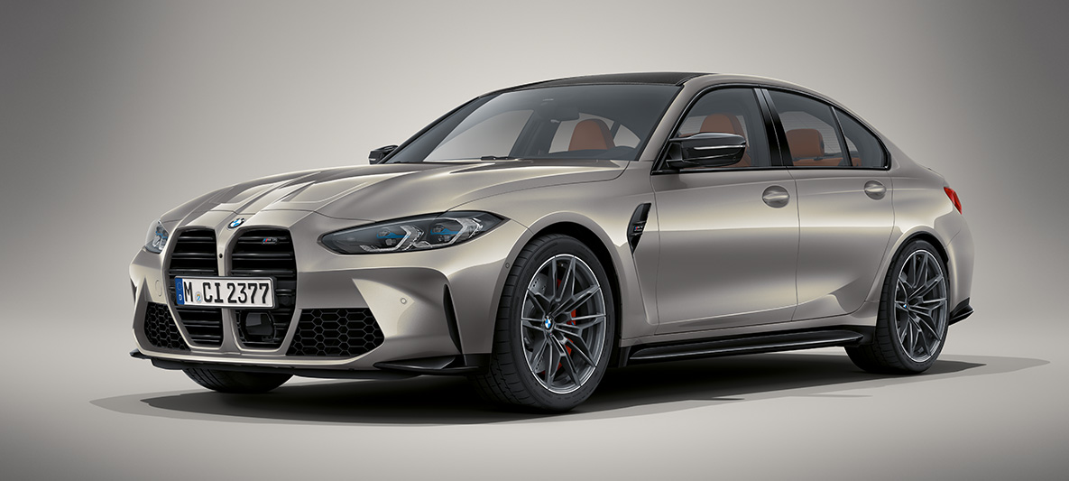 BMW M3 sedanas G80 2020 BMW Individual mėlyno „Tanzanite Blue“ metaliko spalvos BMW M3 sedanas G80 2020 BMW Individual mėlyno „Tanzanite Blue “ metaliko spalvos, stovinčio automobilio trijų ketvirčių vaizdas iš priekio