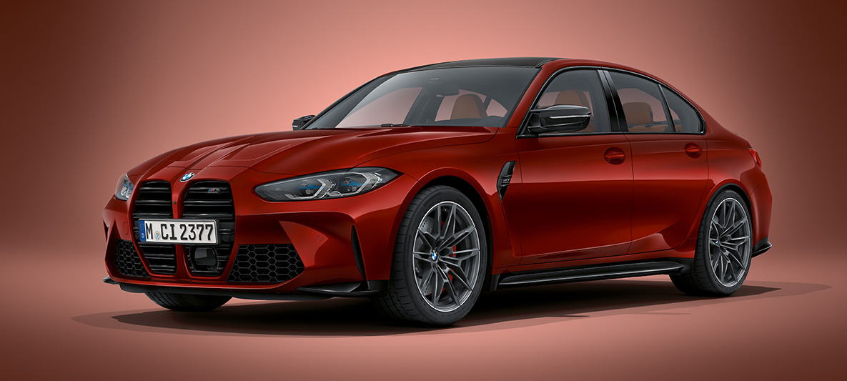 BMW M3 sedanas G80 2020 BMW Individual pilko „Dravit Grey“ metaliko spalvos BMW M3 sedanas G80 2020 pilko „Oxide Grey“ metaliko spalvos, stovinčio automobilio trijų ketvirčių vaizdas iš priekio
