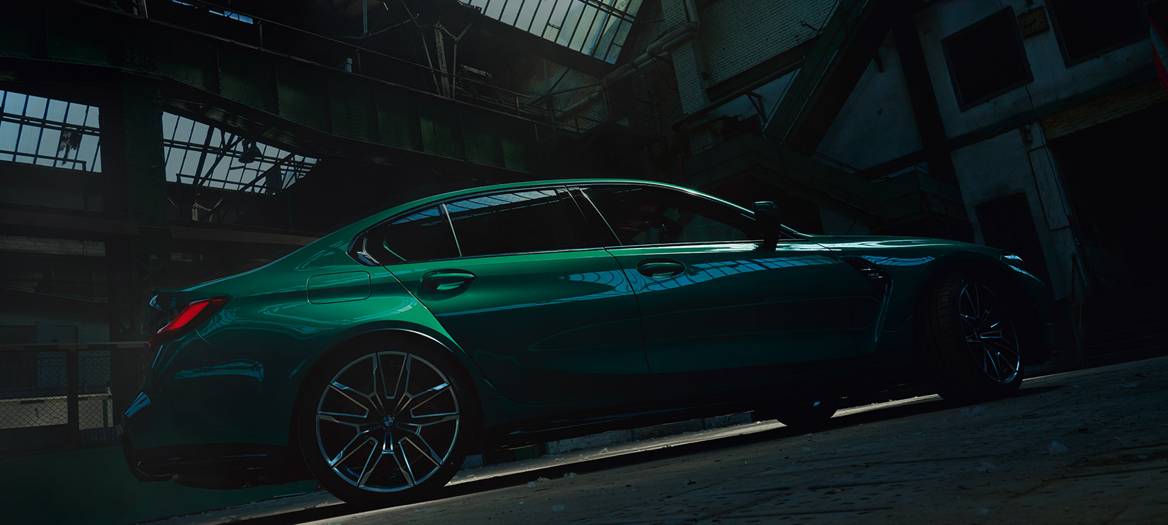 BMW M3 sedano G80 2020 šoninis vaizdas iš apačios BMW M3 sedanas G80 2020 žalio „Isle of Man Green“ metaliko spalvos, šoninis vaizdas iš apačios