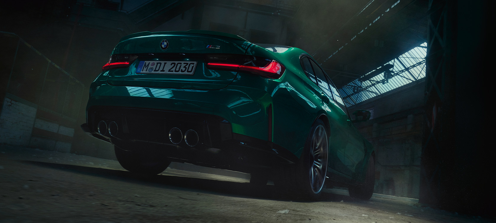 BMW M3 sedano G80 2020 trijų ketvirčių galinis vaizdas iš apačios BMW M3 sedanas G80 2020 žalios metalizuotos isle of Man Green kėbulo spalvos, trijų ketvirčių galinis vaizdas iš apačios