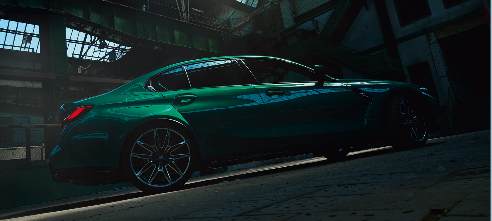 BMW M3 sedano G80 2020 šoninis vaizdas iš apačios BMW M3 sedanas G80 2020 žalios metalizuotos <i>Isle of Man Green</i> kėbulo spalvos, šoninis vaizdas iš apačios