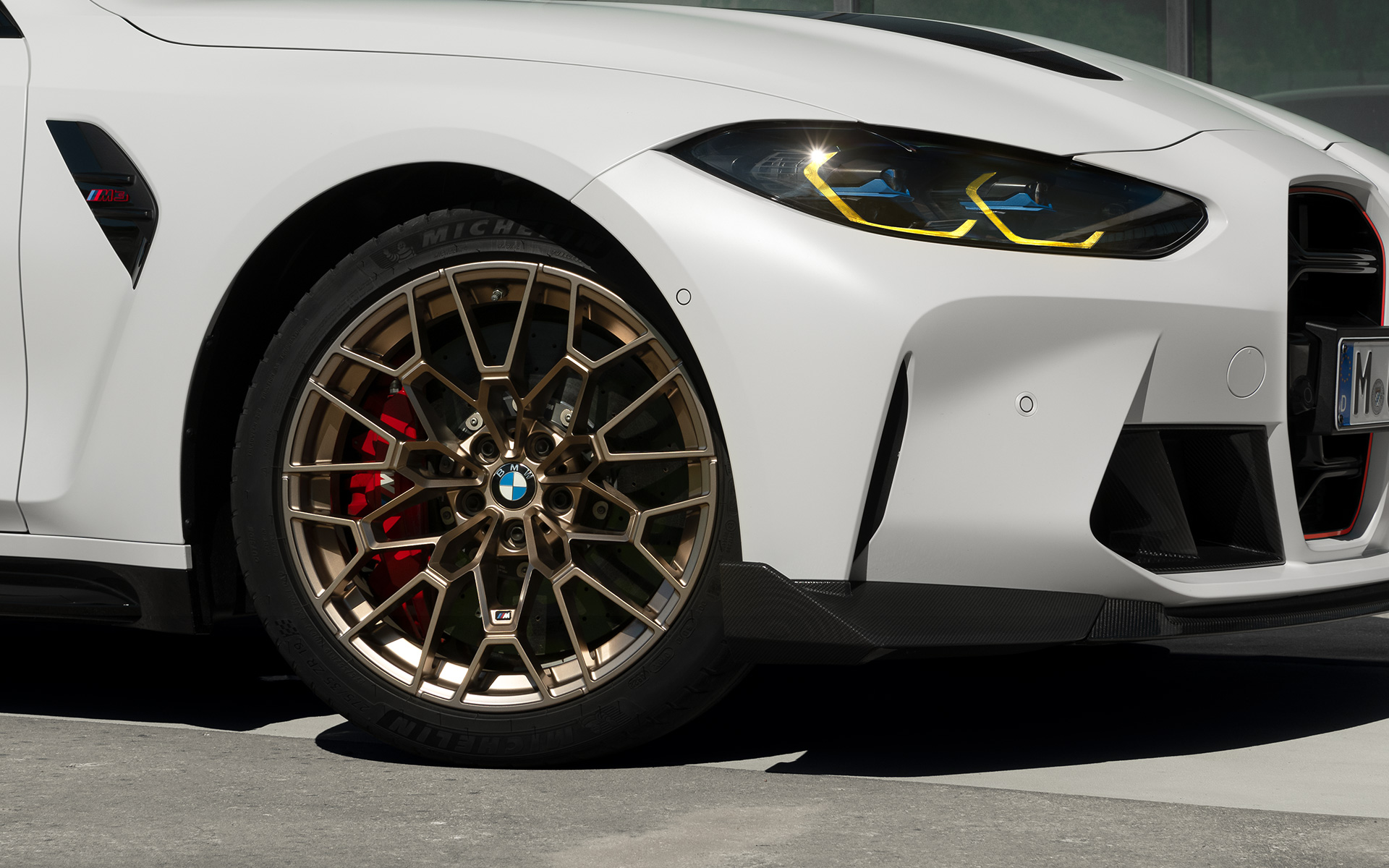 Išskirtiniai CS dizaino kaltiniai lengvasvoriai lengvojo lydinio ratlankiai su lenktynių trasai skirtomis padangomis BMW M3 CS G80 BMW M3 CS G80 išskirtiniai CS dizaino kaltiniai lengvasvoriai lengvojo lydinio ratlankiai su lenktynių trasai skirtomis padangomis