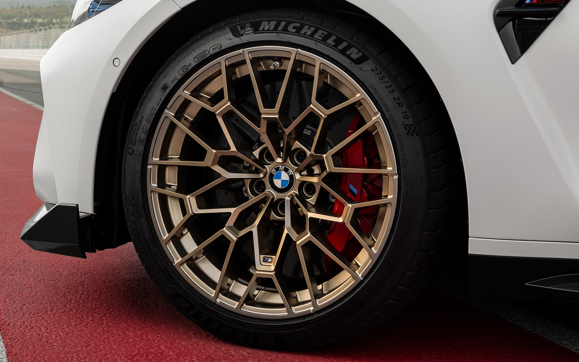 M Carbon keraminiai stabdžiai itin blizgios raudonos spalvos BMW M4 CS G80 BMW M3 CS G80 M Carbon keraminiai stabdžiai raudonos blizgios spalvos