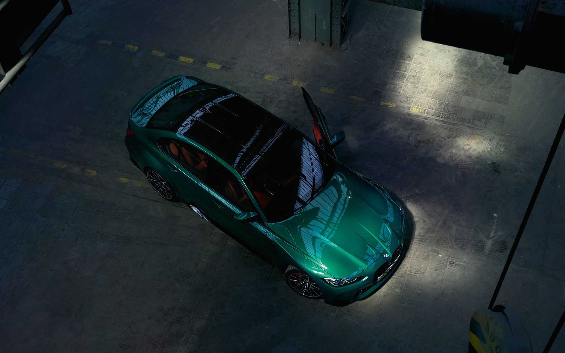 BMW M3 sedanas G80 2020 žalios Isle of Man Green metalizuotos spalvos, anglies pluošto stogo vaizdas iš paukščio skrydžio