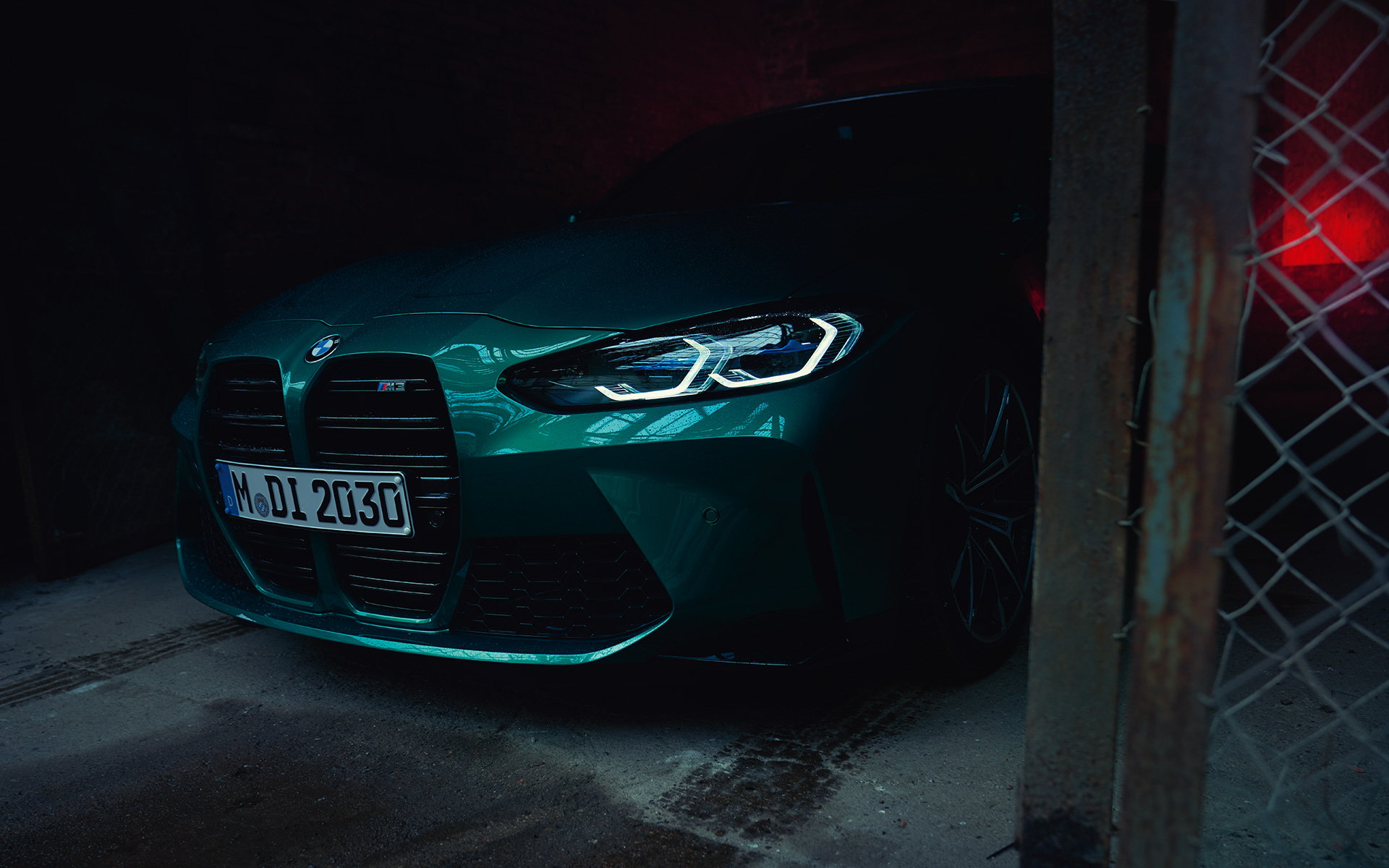 BMW M3 sedanas G80 2020 žalios Isle of Man Green metalizuotos spalvos, šoninis vaizdas iš priekio