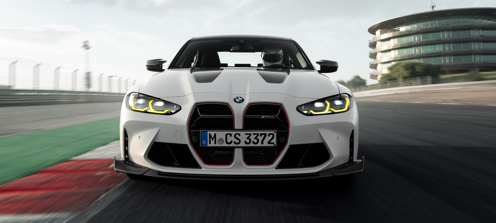 BMW M Performance Parts dalys, BMW M3 CS G80 BMW M3 CS G80 BMW M Performance Parts dalys lenktynių trasoje važiuojančio automobilio trijų ketvirčių vaizdas iš priekio