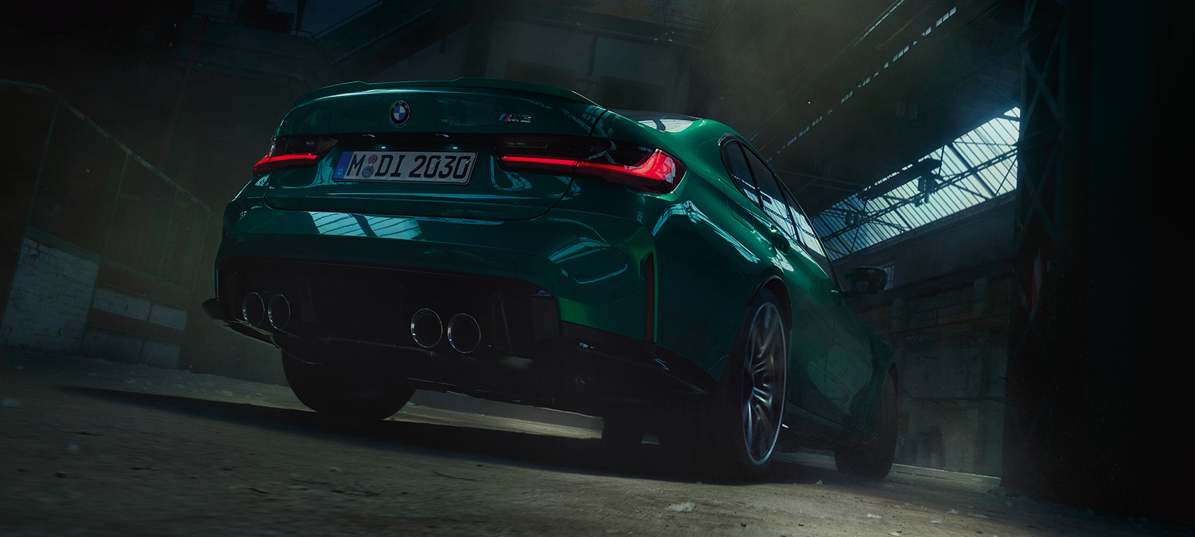 BMW M3 sedano G80 2020 trijų ketvirčių galinis vaizdas iš apačios BMW M3 sedanas G80 2020 žalios Isle of Man Green metalizuotos spalvos, trijų ketvirčių galinis vaizdas iš apačios