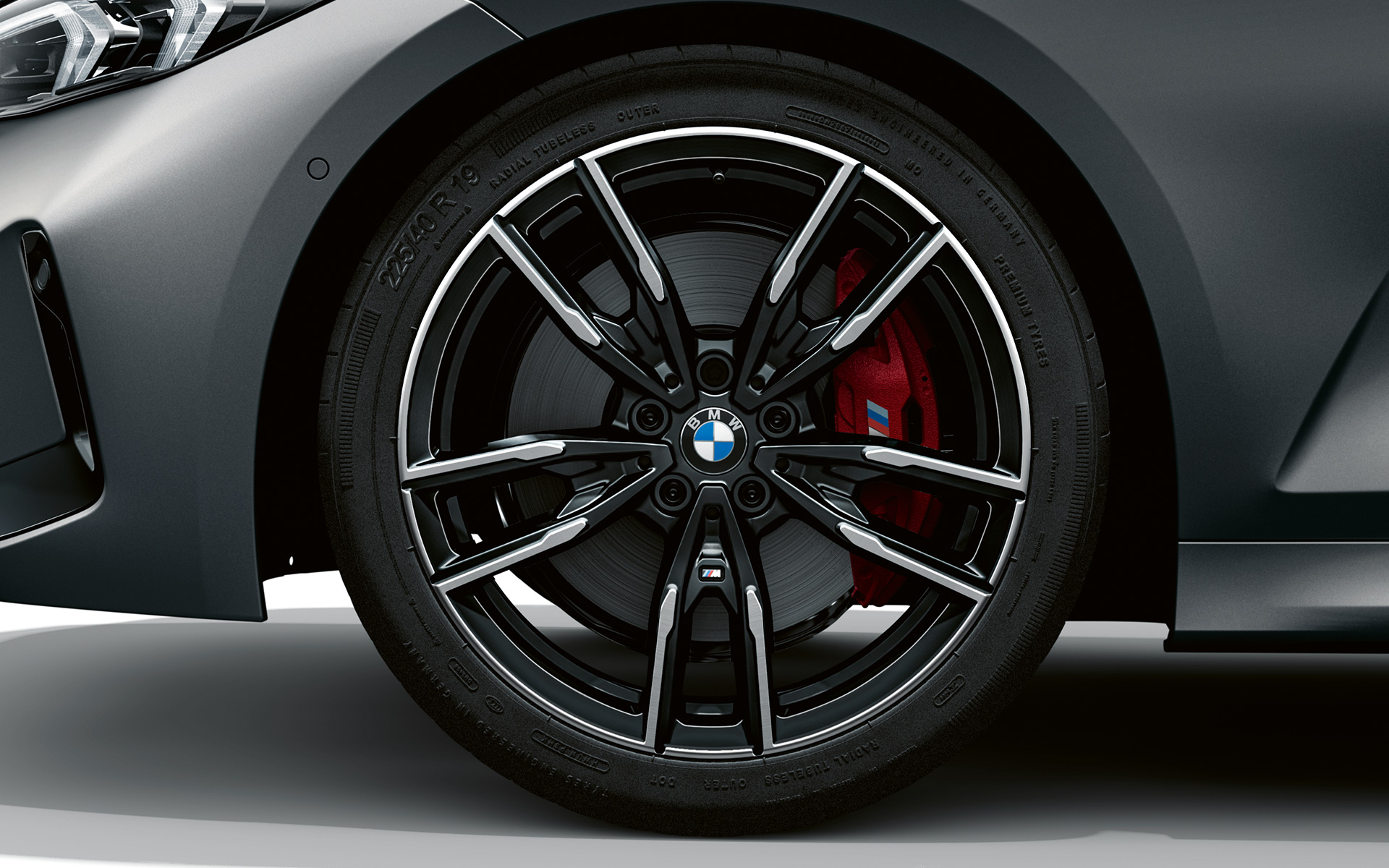 19 colių M dvispalviai lengvojo lydinio ratlankiai Double-spoke style 792 M juodos Jet Black spalvos BMW M340i xDrive sedanas G20 BMW M340i xDrive sedano G20 BMW Individual pilkos Frozen Pure Grey metalizuotos spalvos 19 colių M dvispalviai lengvojo lydinio ratlankiai Double-spoke style 792 M juodos Jet Black spalvos vaizdas iš arti