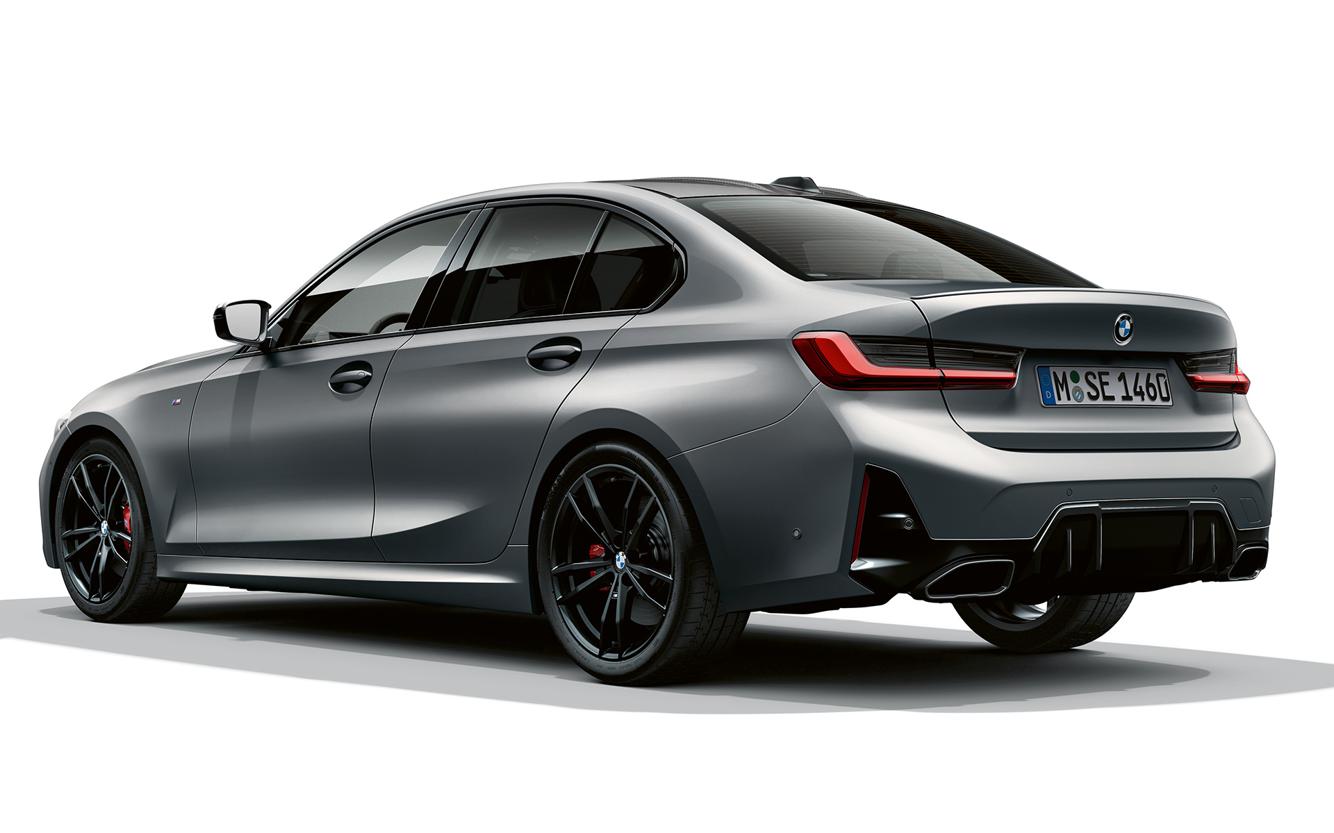 M galinis aptakas BMW M340i xDrive sedanas G20 BMW M340i xDrive sedano G20 BMW Individual pilkos Frozen Pure Grey metalizuotos spalvos M galinis aptakas trijų ketvirčių vaizdas iš galo