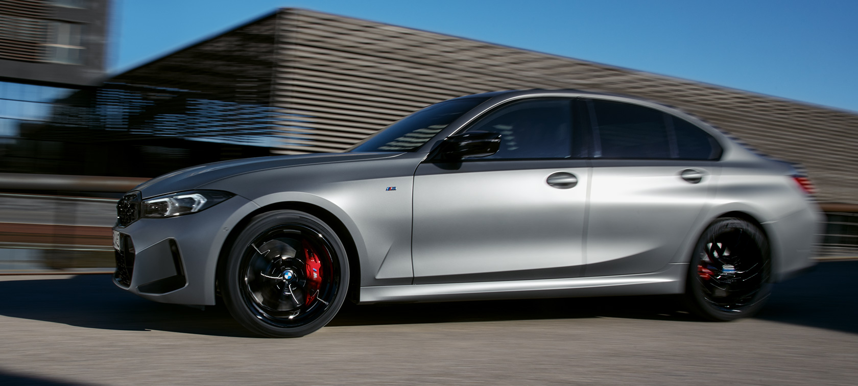 BMW M340i xDrive sedanas G20 vaizdas iš šono BMW M340i xDrive sedano G20 BMW Individual pilkos Frozen Pure Grey spalvos gatve važiuojančio automobilio vaizdas iš šono