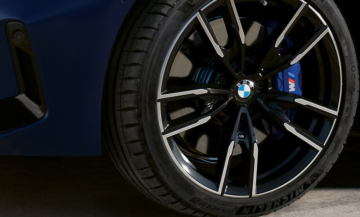 BMW M340i xDrive Touring G21 19 colių M lengvojo lydinio ratlankiai iš arti BMW M340i xDrive Touring G21 mėlynos Frozen Tanzanite Blue spalvos 19 colių M lengvojo lydinio ratlankiai iš arti