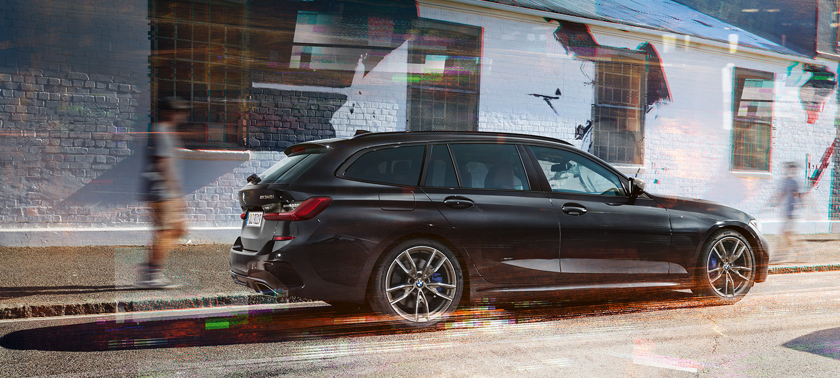 Vaizdas iš šono, BMW M340i xDrive Touring (G21) BMW M340i xDrive Touring (G21) juodos <i>Sapphire Black</i> metalizuotos spalvos, vaizdas iš šono gatvėje
