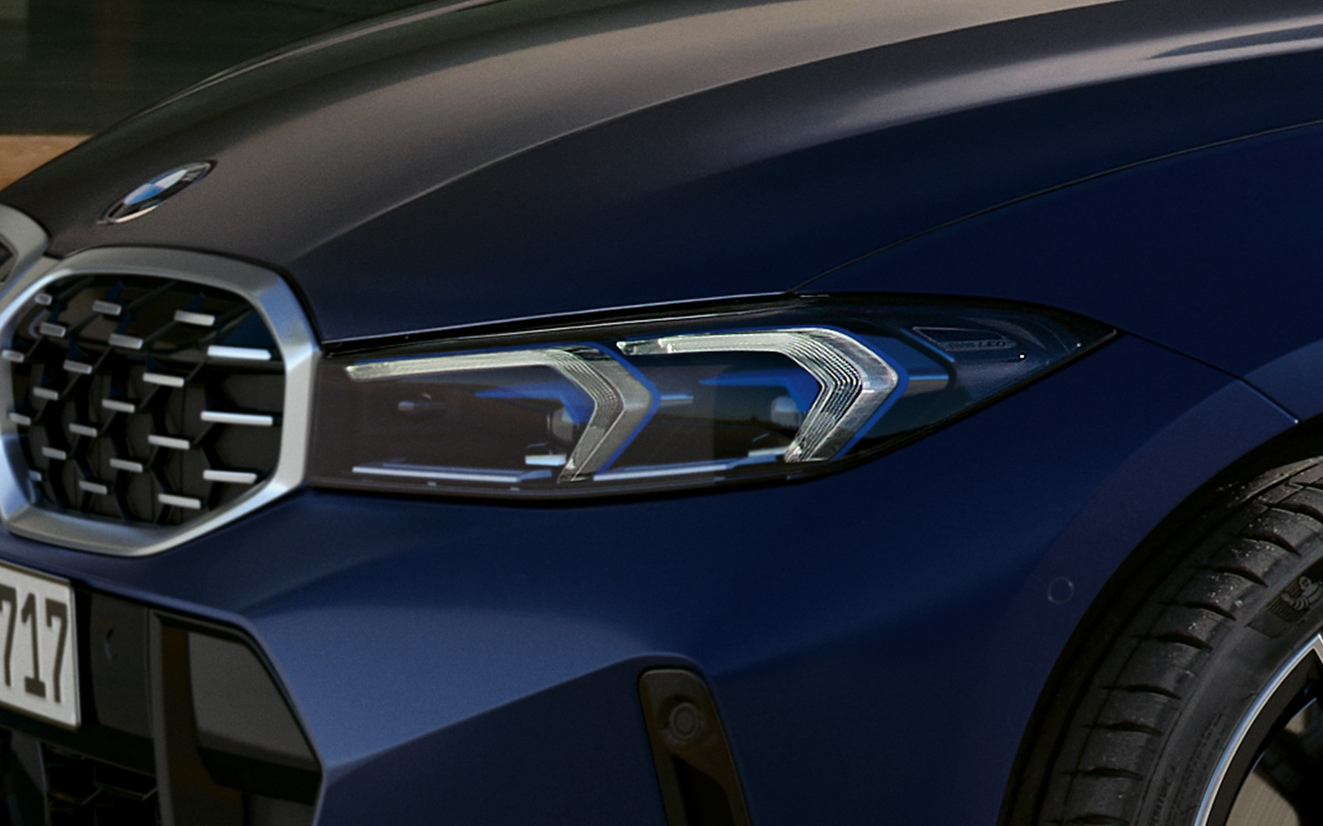 BMW M340i xDrive Touring G21 LED priekiniai žibintai iš arti BMW M340i xDrive Touring G21 mėlynos <i>Frozen Tanzanite Blue</i> spalvos LED priekiniai žibintai iš arti
