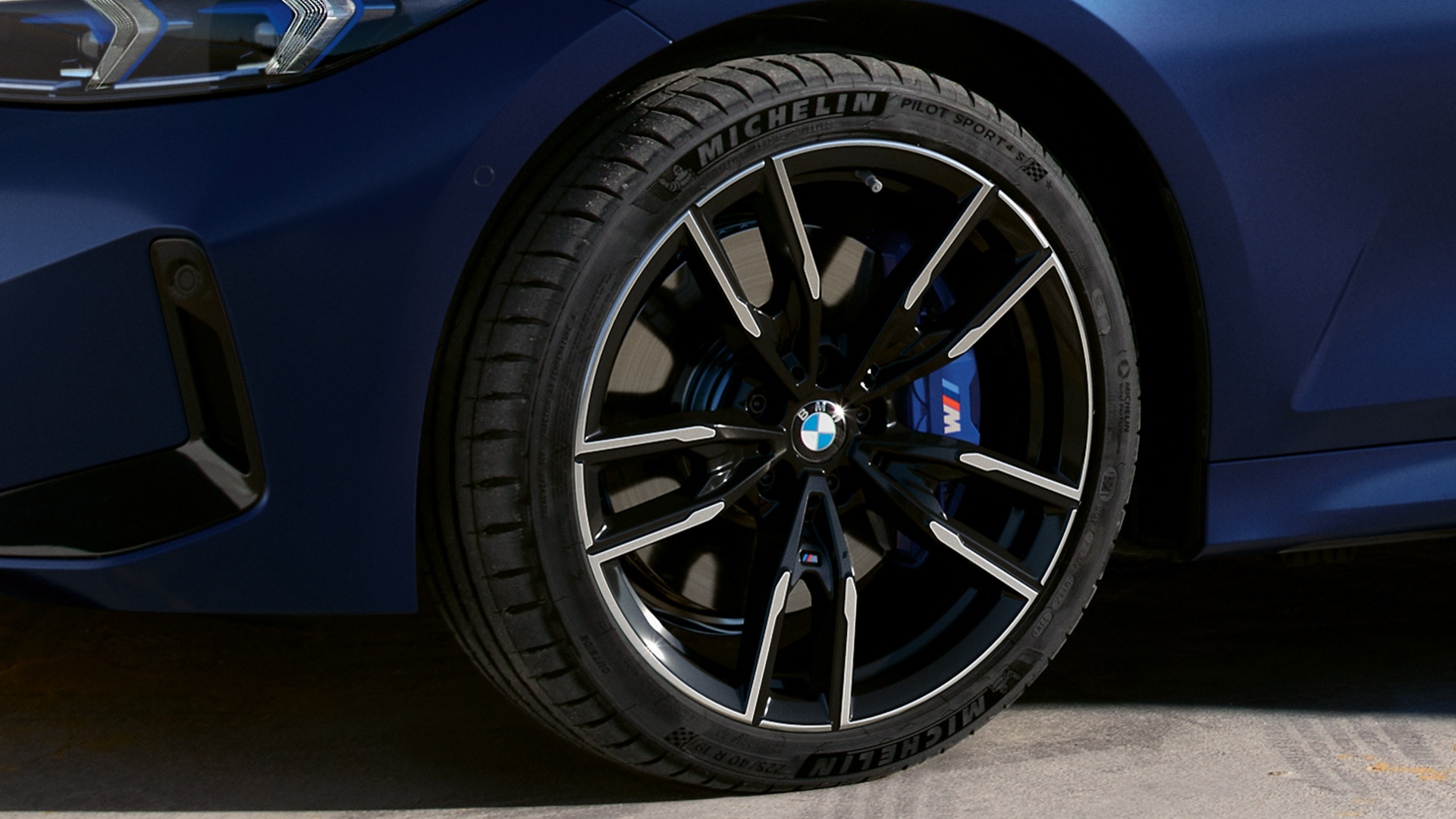 BMW M340i xDrive Touring G21 19 colių M lengvojo lydinio ratlankiai iš arti BMW M340i xDrive Touring G21 mėlynos <i>Frozen Tanzanite Blue</i> spalvos 19 colių M lengvojo lydinio ratlankiai iš arti