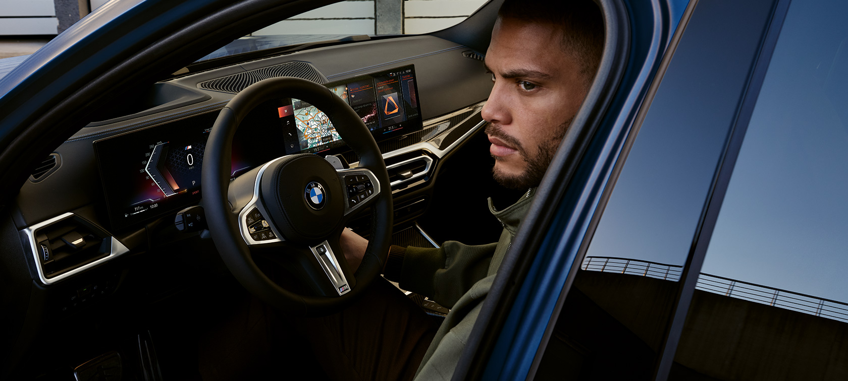BMW M340i xDrive Touring G21 vairuotojo erdvė su modeliu BMW M340i xDrive Touring G21 mėlynos <i>Frozen Tanzanite Blue</i> spalvos vairuotojo erdvė su modeliu