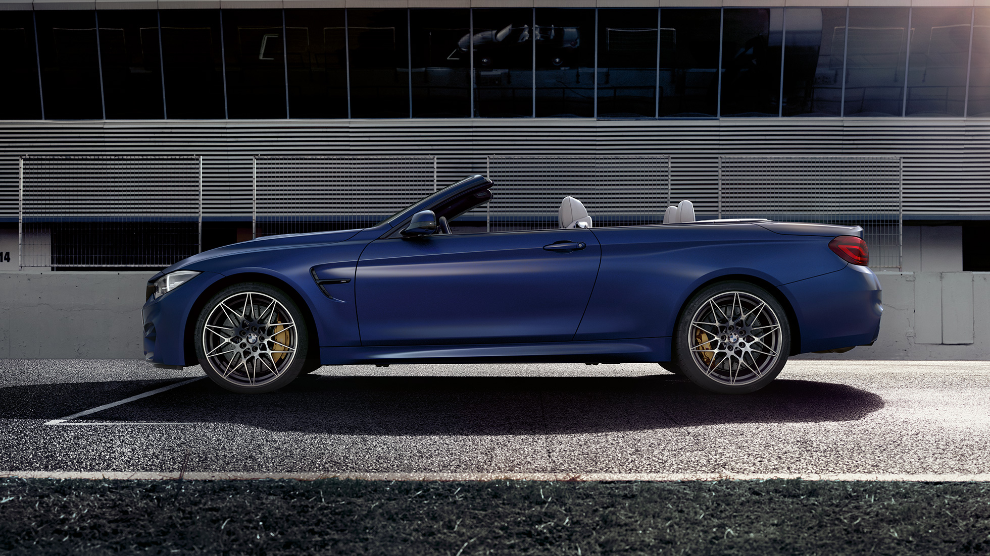 BMW M4 kabrioletas, dizainas, vaizdas iš šono BMW M4 kabrioletas, dizainas, vaizdas iš šono