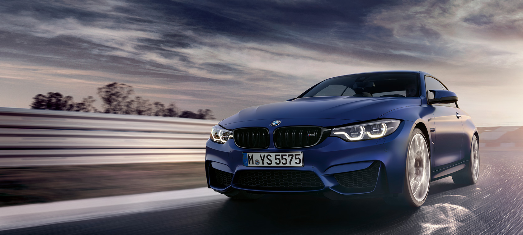 BMW M4 kabrioletas BMW M4 kabrioletas, trijų ketvirčių lenktynių trasoje važiuojančio automobilio vaizdas iš priekio