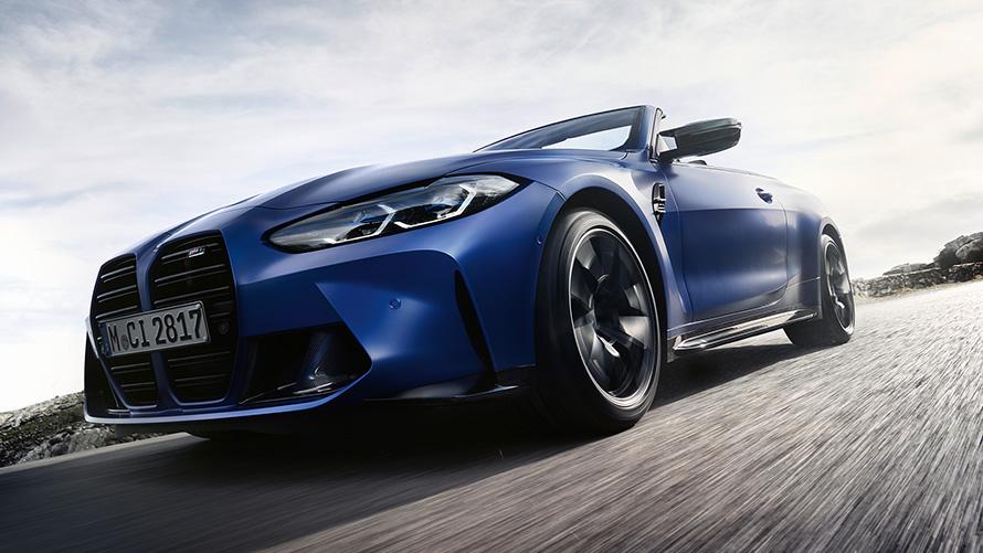 BMW M4 Competition kabrioletas su M xDrive (G83) 2021, priekinių grotelių vaizdas iš priekio BMW M4 Competition kabrioletas su M xDrive (G83) 2021 mėlynos BMW Individual Frozen Portimao Blue metalizuotos kėbulo spalvos, priekinių grotelių vaizdas žemu kampu