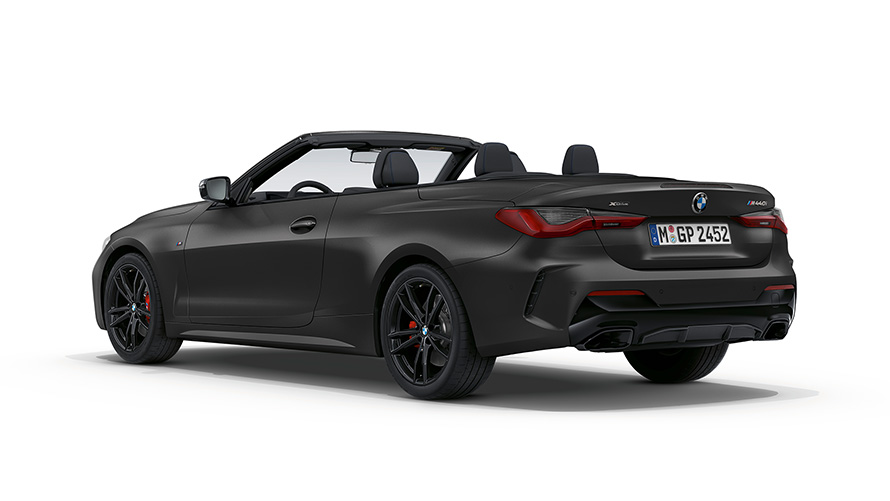 BMW M440i xDrive kabrioleto (G23) 2020, mėlynos metalizuotos BMW Individual Frozen Portimao Blue kėbulo spalvos trijų ketvirčių vaizdas iš galo