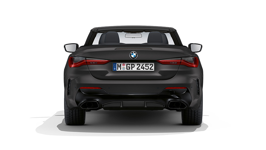 BMW M440i xDrive kabrioletas (G23) 2020, pilkos BMW Individual Frozen Deep Grey metalizuotos kėbulo spalvos, vaizdas iš galo su atviru stogu