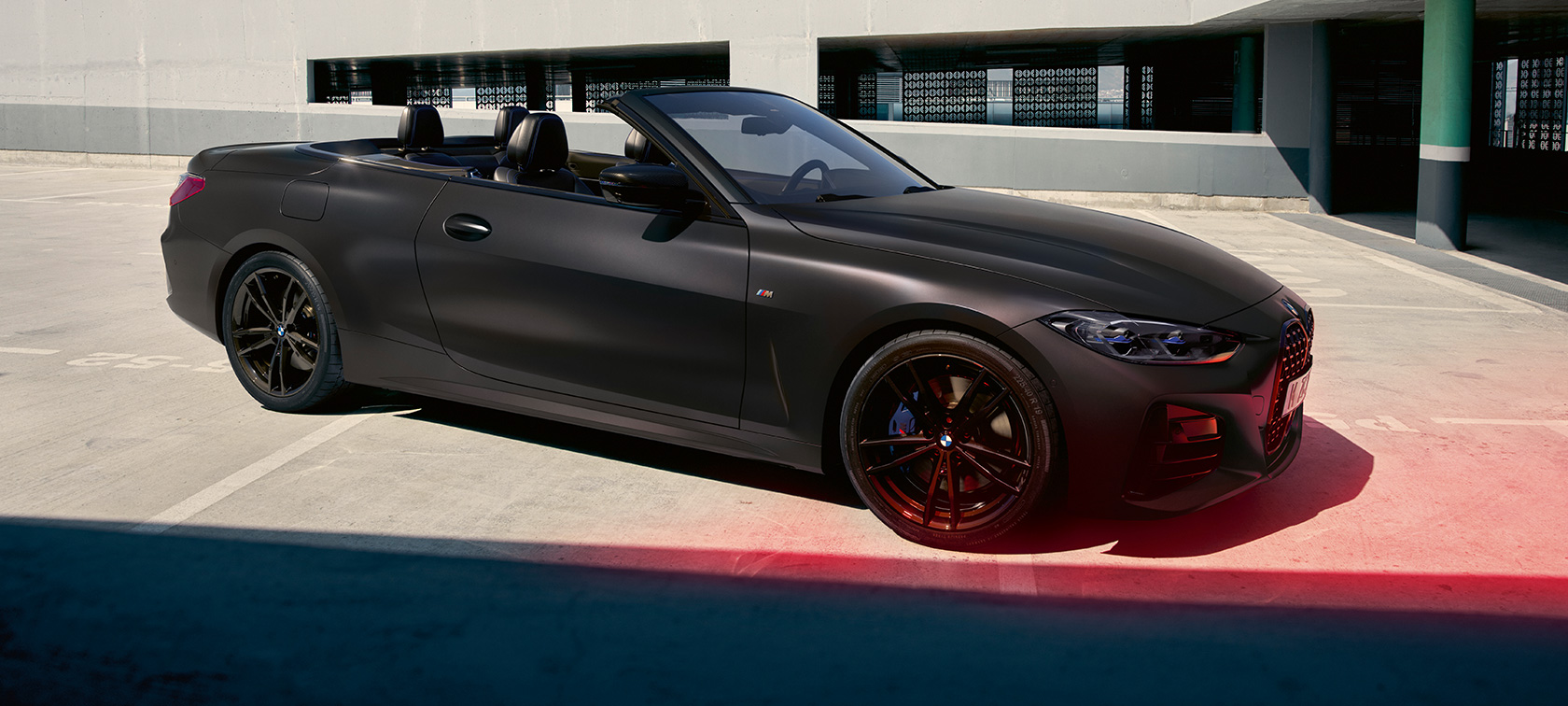 Trijų ketvirčių vaizdas iš šono, BMW M440i xDrive kabrioletas (G23) 2020 BMW M440i xDrive kabrioletas (G23) 2020 pilkos metalizuotos BMW Individual Frozen Deep Grey kėbulo spalvos trijų ketvirčių vaizdas iš šono