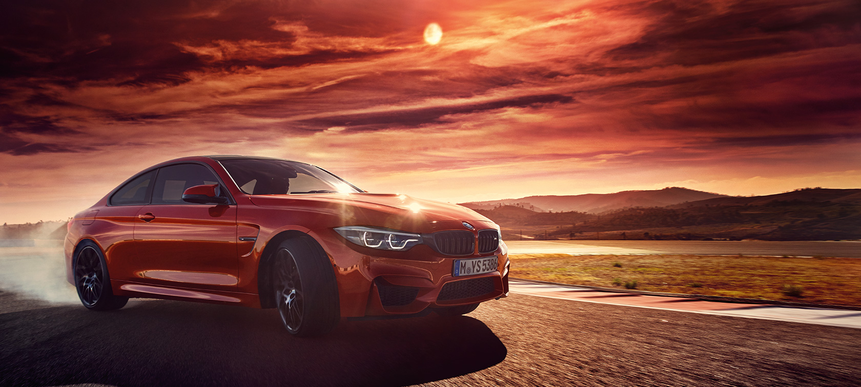 BMW M4 kupė BMW M4 kupė vaizdas iš šono šoninio slydimo posūkyje metu