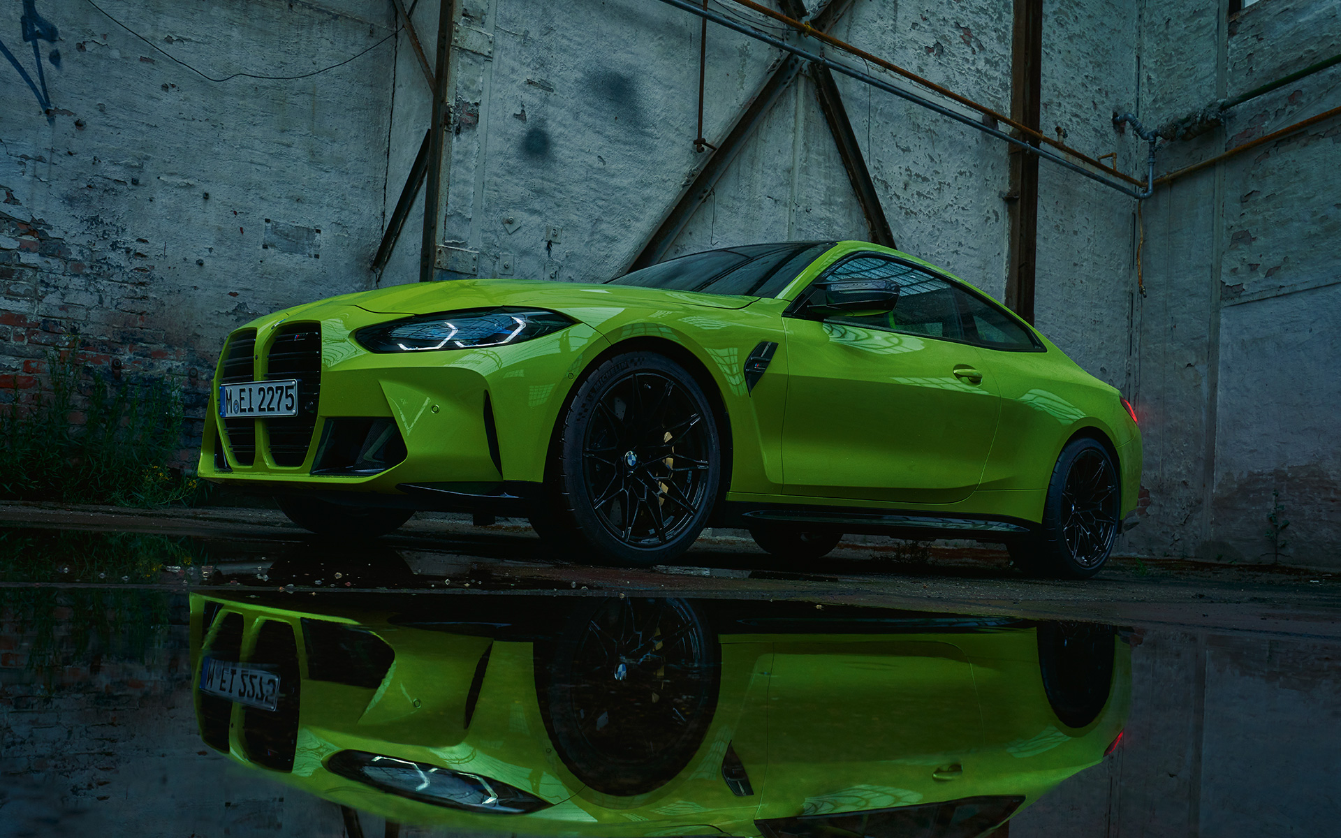 BMW M4 Competition kupė G82 2020 geltonos Sao Paulo Yellow spalvos trijų ketvirčių vaizdas iš priekio