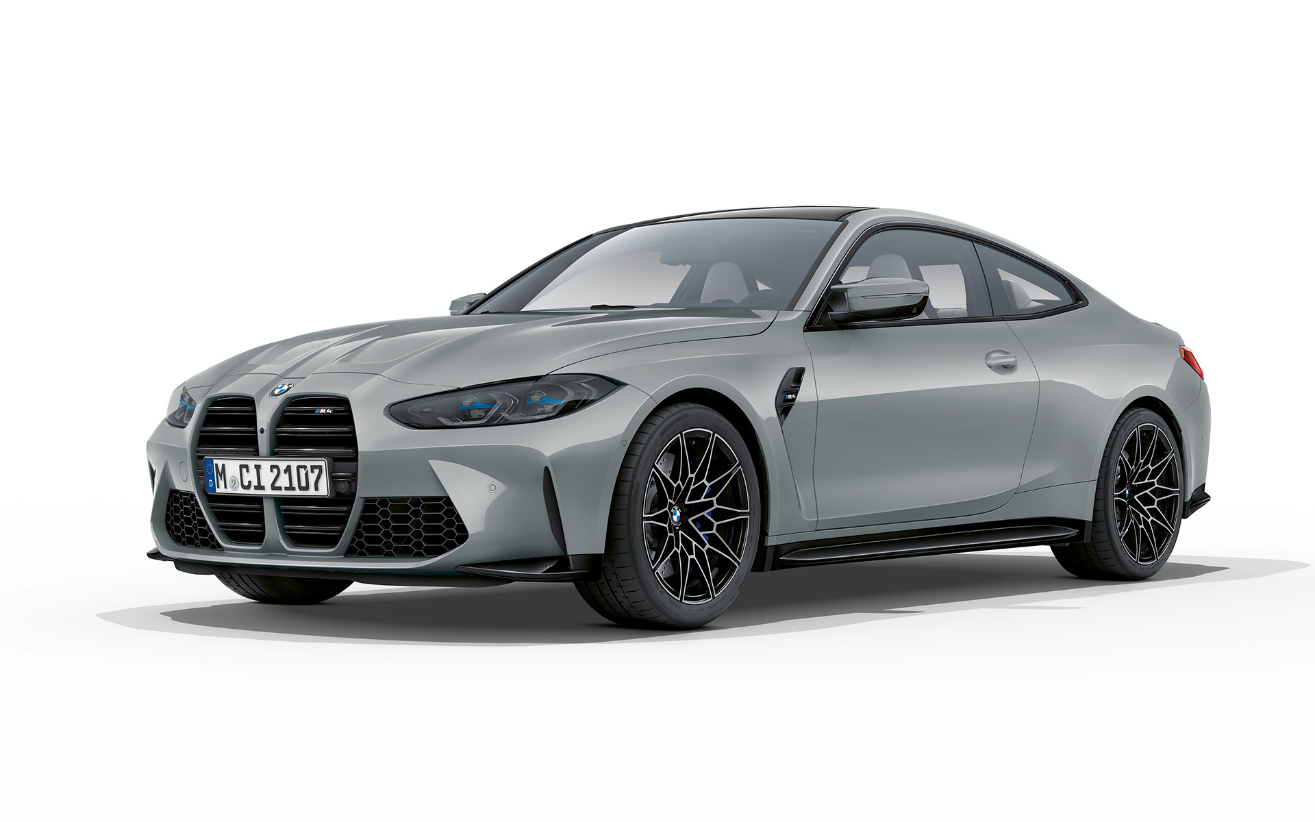 BMW M4 kupė G82 2020 pilkos Brooklyn Grey metalizuotos spalvos trijų ketvirčių vaizdas iš priekio