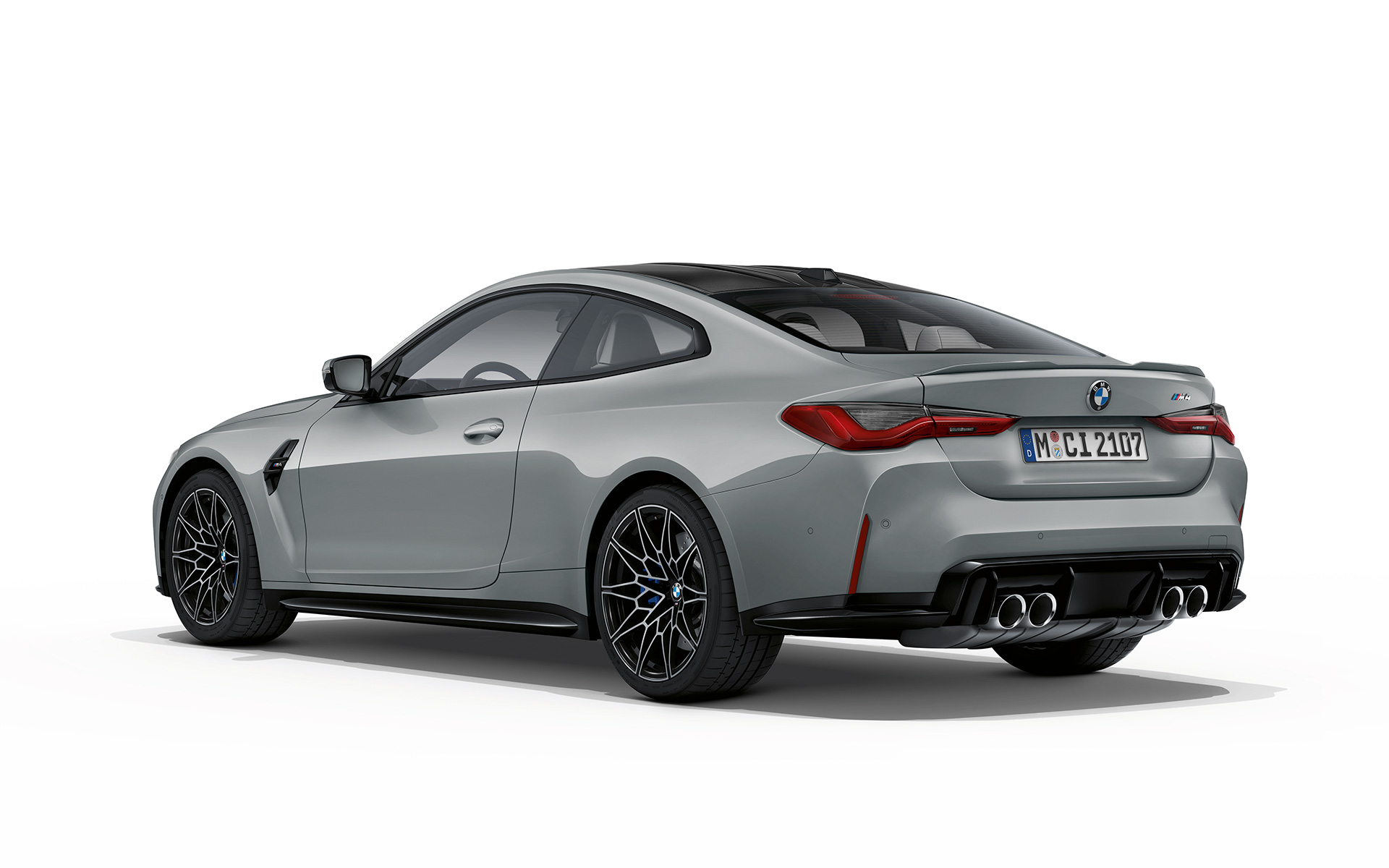 BMW M4 kupė G82 2020 pilkos Brooklyn Grey metalizuotos spalvos trijų ketvirčių vaizdas iš galo