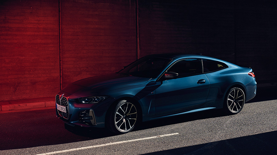 BMW M440i xDrive kupė G22 2020, mėlynos Arctic Race Blue metalizuotos spalvos važiuojančio automobilio trijų ketvirčių vaizdas iš priekio 