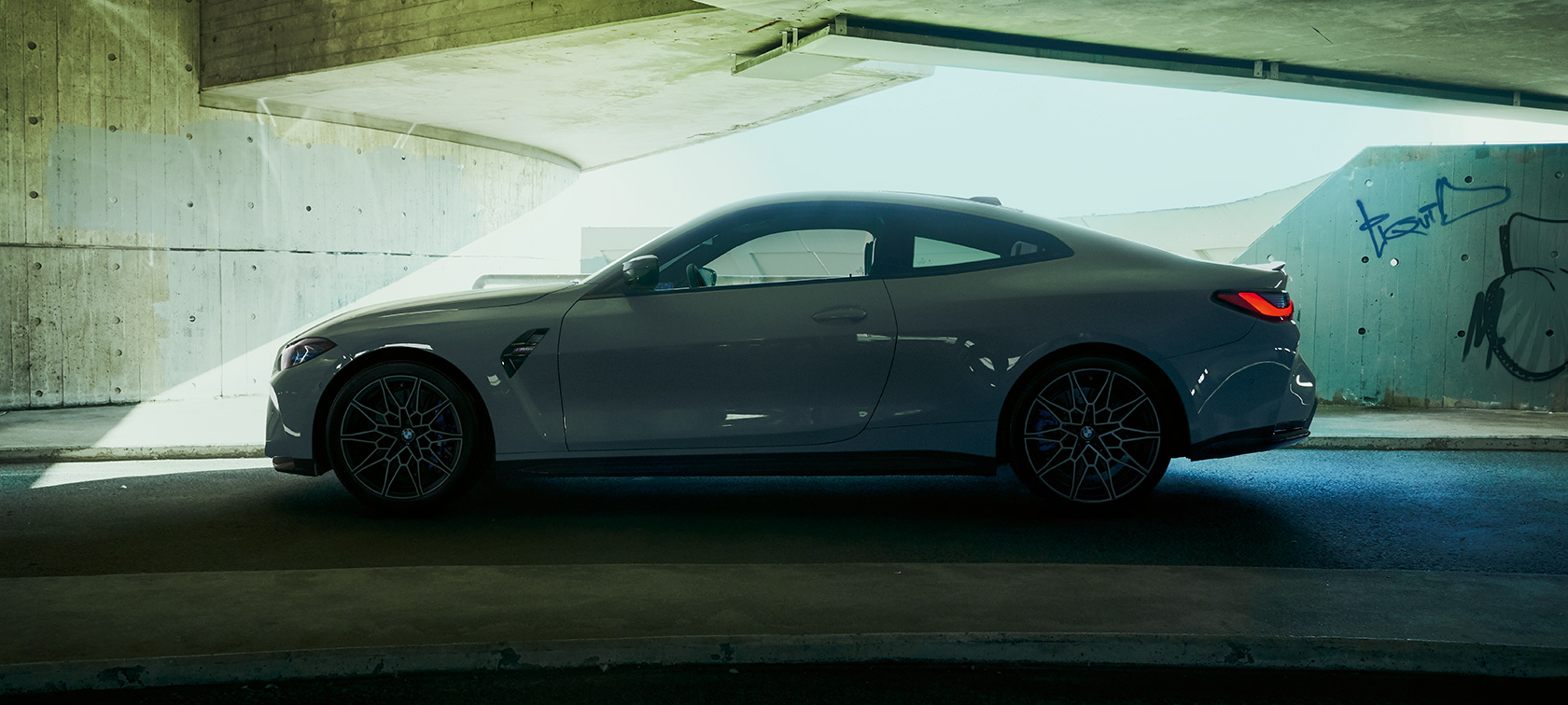BMW M4 kupė G82 2020 trijų ketvirčių vaizdas iš priekio BMW M4 kupė G82 2020 pilkos Brooklyn Grey metalizuotos spalvos trijų ketvirčių vaizdas iš priekio