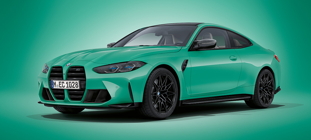 BMW M4 kupė G82 2021 BMW Individual žalios Mint Green metalizuotos kėbulo spalvos, stovinčio automobilio trijų ketvirčių vaizdas iš priekio BMW M4 kupė G82 2021 BMW Individual žalios Mint Green metalizuotos kėbulo spalvos, stovinčio automobilio trijų ketvirčių vaizdas iš priekio