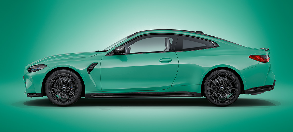 BMW M4 kupė G82 2021 BMW Individual žalios Mint Green metalizuotos kėbulo spalvos, stovinčio automobilio vaizdas iš šono BMW M4 kupė G82 2021 BMW Individual žalios Mint Green metalizuotos kėbulo spalvos, stovinčio automobilio vaizdas iš šono