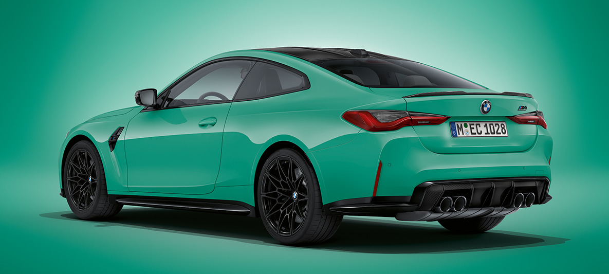 BMW M4 kupė G82 2021 BMW Individual žalios Mint Green metalizuotos kėbulo spalvos, stovinčio automobilio trijų ketvirčių vaizdas iš galo BMW M4 kupė G82 2021 BMW Individual žalios Mint Green metalizuotos kėbulo spalvos, stovinčio automobilio trijų ketvirčių vaizdas iš galo