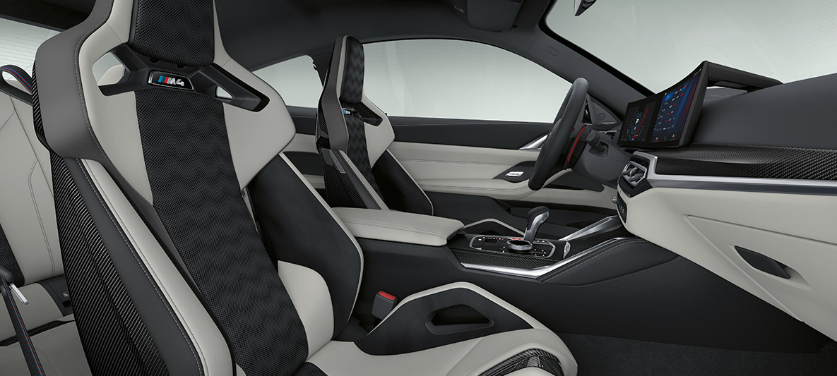 BMW Individual Merino odos interjero apdaila Silverstone/juodos spalvos, BMW M4 kupė G82 2021 interjeras BMW Individual Merino odos interjero apdaila Silverstone/juodos spalvos, BMW M4 kupė G82 2021 interjeras