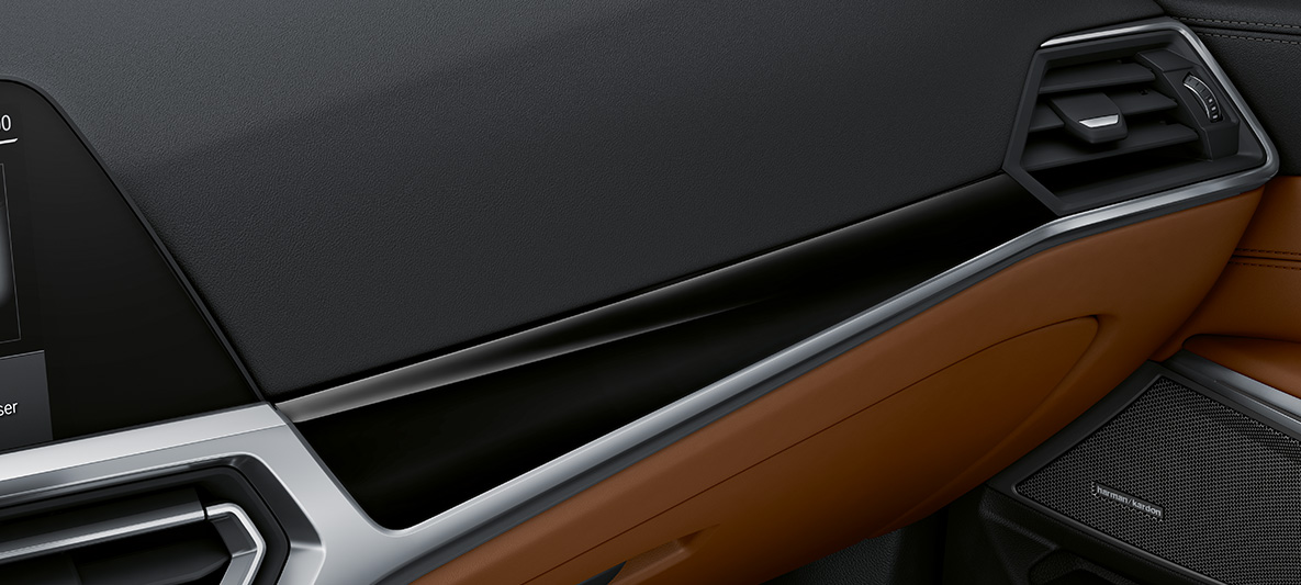 BMW Individual juoda „Piano Finish Black“ interjero apdaila, BMW M4 kupė G82 2020, interjeras BMW Individual juoda „Piano Finish Black“ interjero apdaila su „Pearl Chrome“ chromo akcentu, BMW M4 kupė G82 2020, interjeras