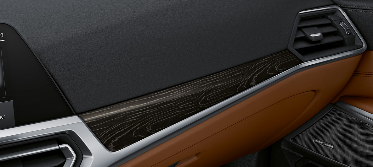 BMW Individual aukštos kokybės medienos interjero apdaila, BMW M4 kupė G82 2020 interjeras BMW Individual aukštos kokybės „Fineline Black“ akytos medienos interjero apdaila su sidabro atspalviu, BMW M4 kupė G82 2020