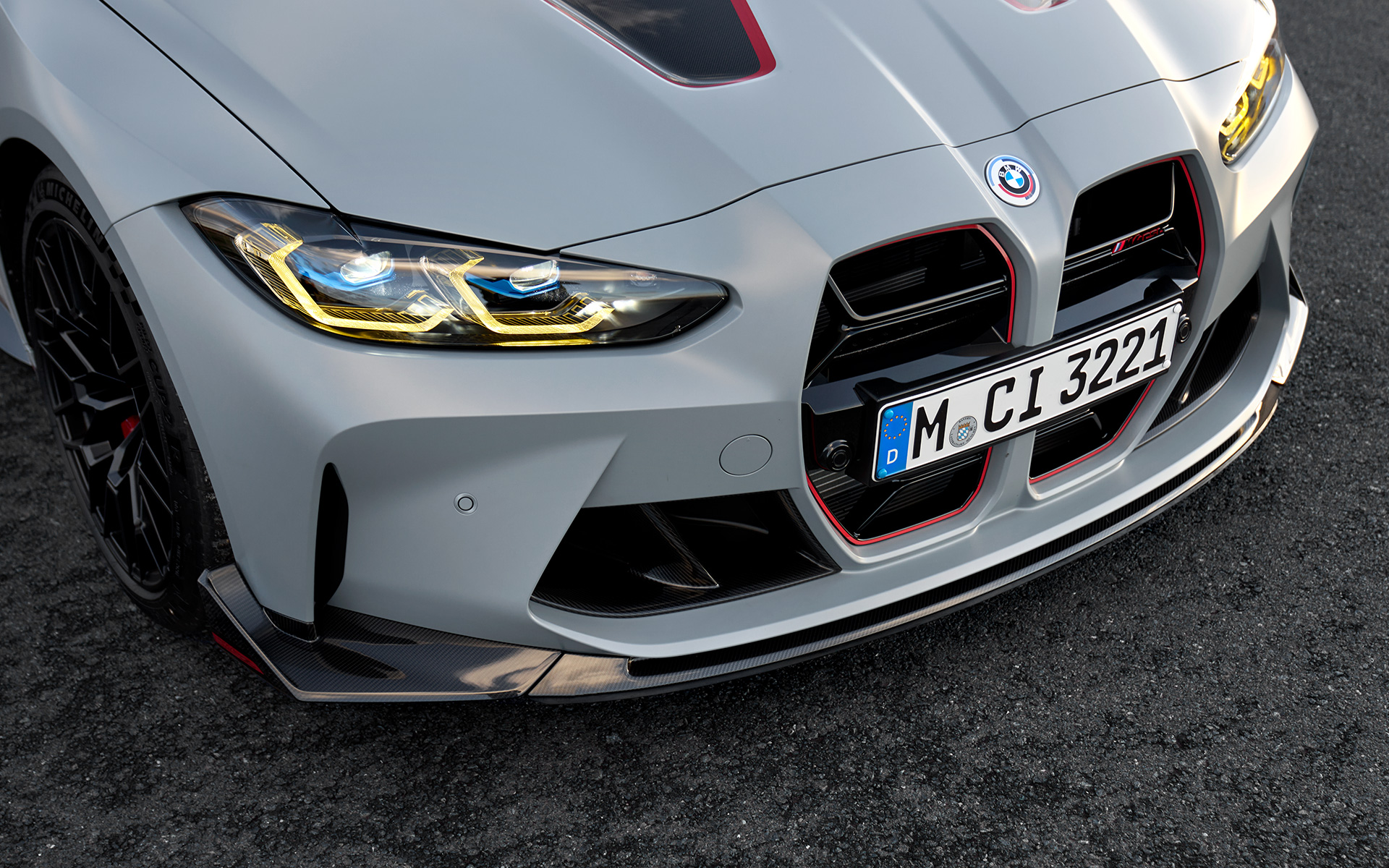 M Carbon priekinis oro srauto skirstytuvas BMW M4 CSL G82 BMW M4 CSL G82 BMW Individual pilkos Frozen Brooklyn Grey metalizuotos spalvos M anglies pluošto priekinis oro srauto skirstytuvas priartintas priekinis vaizdas