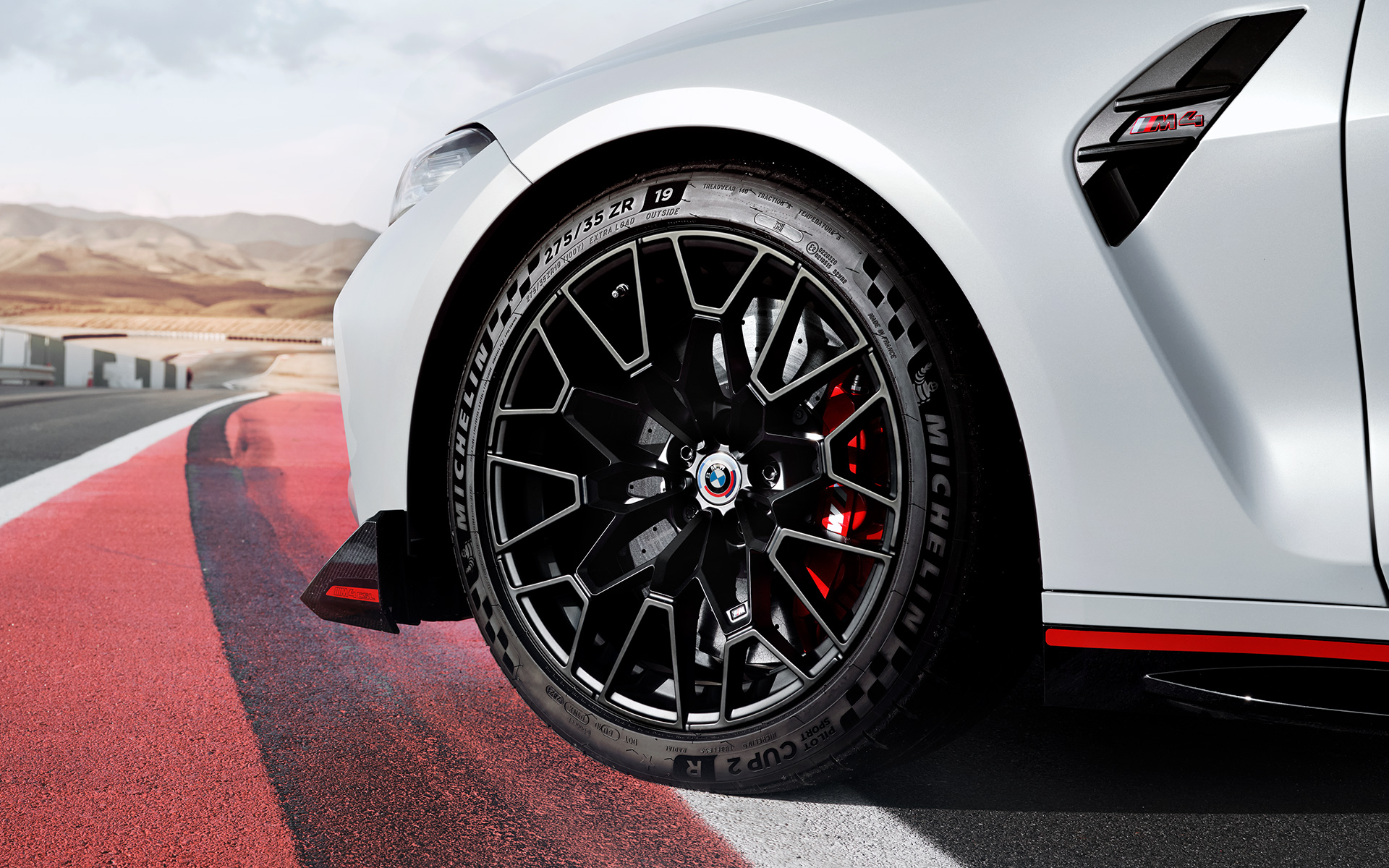 M Carbon keraminiai stabdžiai itin blizgios raudonos blizgios spalvos, BMW M4 CSL G82 BMW M4 CSL G82 BMW Individual pilkos Frozen Brooklyn Grey metalizuotos spalvos itin blizgios raudonos spalvos keraminiai M Carbon stabdžiai su lengvasvorės konstrukcijos ratlankiais
