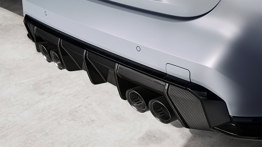 Titano išmetimo sistema su matinėmis juodos spalvos išmetimo angomis BMW M4 CSL G82 BMW M4 CSL G82 BMW Individual pilkos Frozen Brooklyn Grey metalizuotos spalvos išmetimo sistemos su matinėmis juodos spalvos išmetimo angomis stambiaplanis vaizdas iš galo