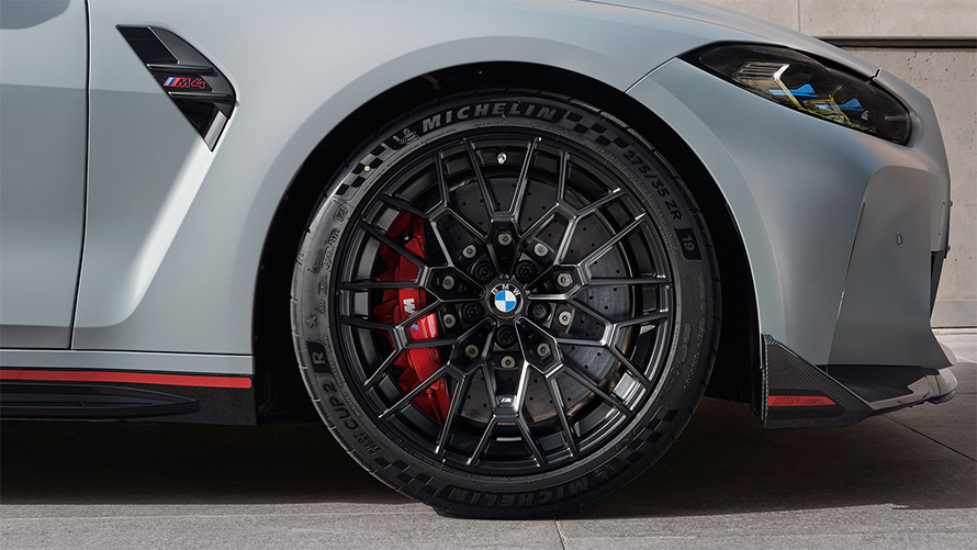 Išskirtinės tik CSL skirtos Ultra Track sportinės padangos su lengvasvorės konstrukcijos ratlankiais BMW M4 CSL G82 BMW Individual pilkos Frozen Brooklyn Grey metalizuotos spalvos Ultra Track sportinės padangos su lengvasvorės konstrukcijos ratlankiais