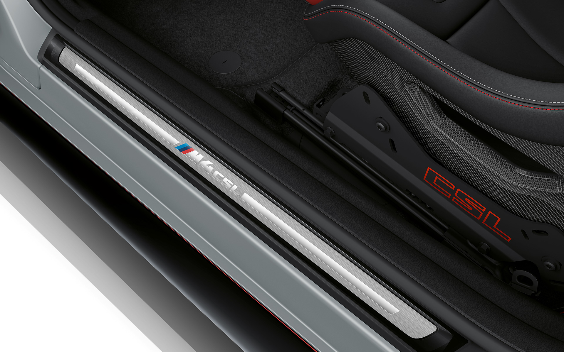 CSL modelio užrašas ir kontrastingo dekoro durelių slenksčių apdaila BMW M4 CSL G82 BMW M4 CSL G82 BMW Individual pilkos Frozen Brooklyn Grey metalizuotos spalvos CSL modelio užrašas ir kontrastingo dekoro durelių slenksčių apdaila