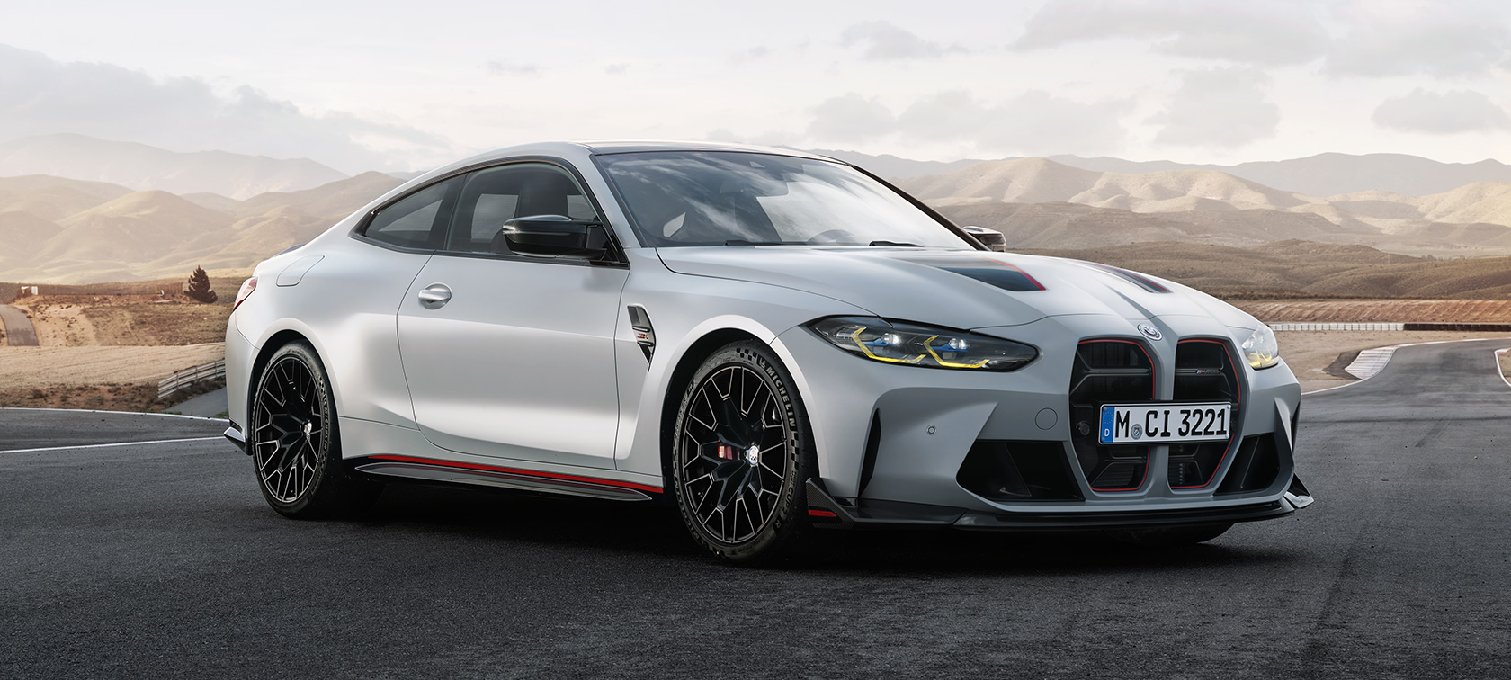 BMW M4 CSL G82 trijų ketvirčių vaizdas iš priekio BMW M4 CSL G82 BMW Individual pilkos Frozen Brooklyn Grey metalizuotos spalvos trijų ketvirčių vaizdas iš priekio