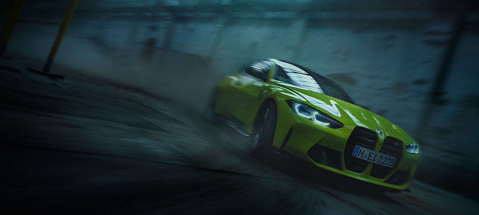 BMW M4 G82 2020 geltonos Sao Paulo Yellow spalvos, važiuojančio automobilio trijų ketvirčių vaizdas iš priekio