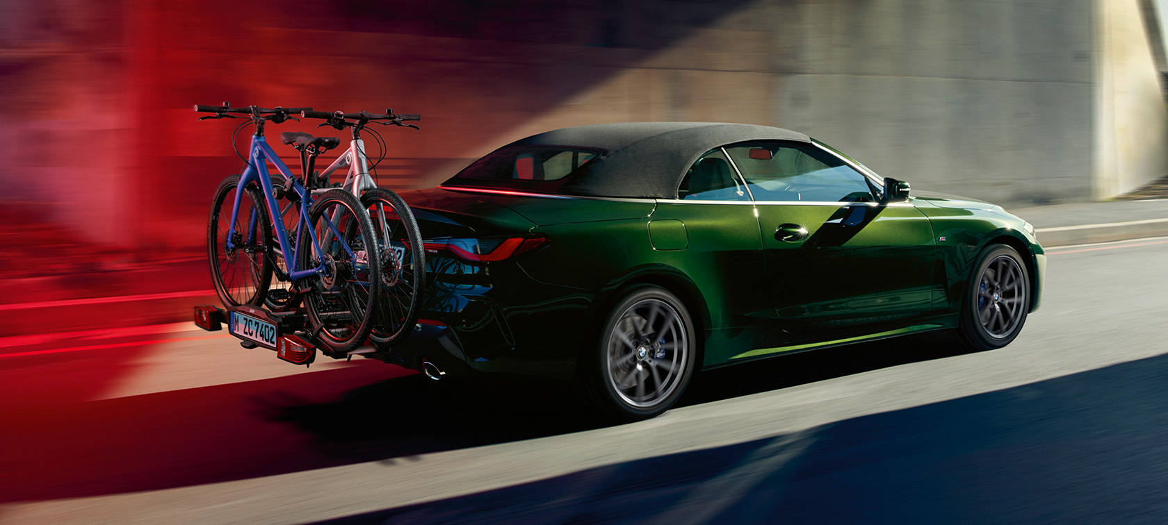Trijų ketvirčių vaizdas iš galo, dviračių laikiklis BMW Rear Bicycle Rack Pro 2.0, BMW 4 serijos kabrioletas G23 2020 BMW 4 serijos kabrioletas G23 žalios „Sanremo Green“ metaliko spalvos 2020 trijų ketvirčių vaizdas iš galo su BMW gale montuojamu dviračių laikikliu Bike rack Pro 2.0