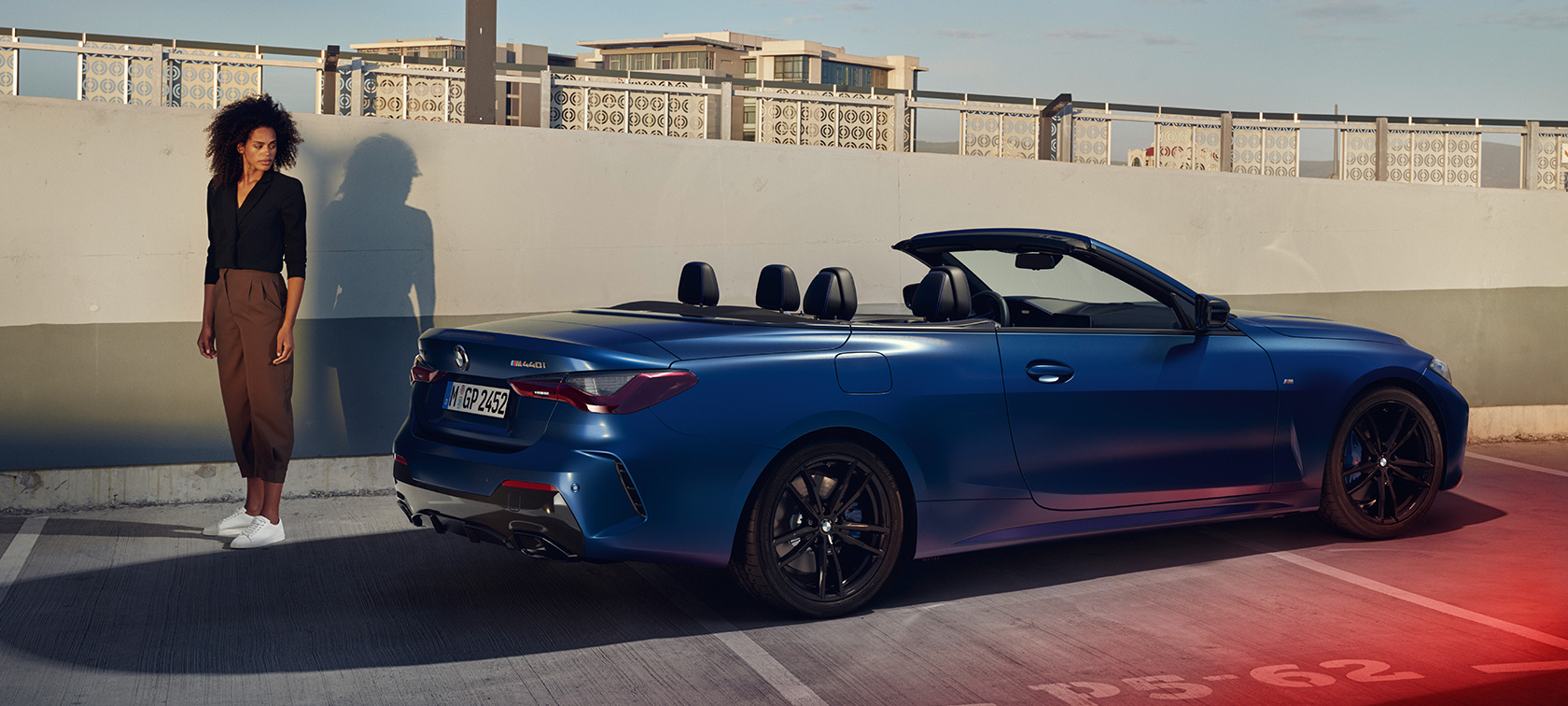 Trijų ketvirčių vaizdas iš galo, BMW M440i xDrive kabrioletas G23 2020 BMW M440i xDrive kabrioletas G23 2020 BMW Individual „Frozen Portimao Blue“ mėlyno metaliko spalvos trijų ketvirčių vaizdas iš galo su modeliu