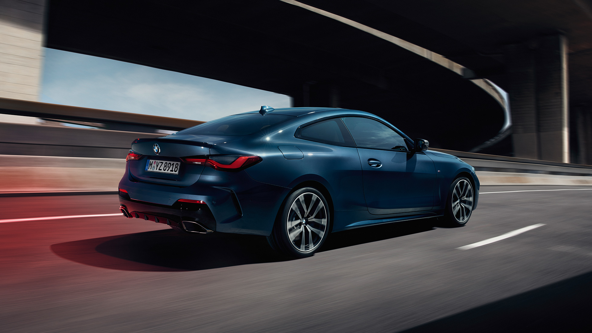 BMW M440i xDrive kupė G22 2020 trijų ketvirčių vaizdas iš galo BMW M440i xDrive kupė Arctic Race mėlyno metaliko spalvos G22 2020 trijų ketvirčių vaizdas iš šono